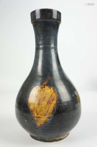 A JIZHOUYAO LEAF PATTERN LONG NECK VASE