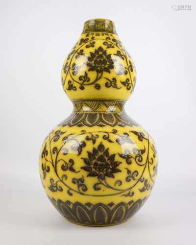 A DAMING XUANDE NIANZHI MARK DOUBLE-GOURD VASE