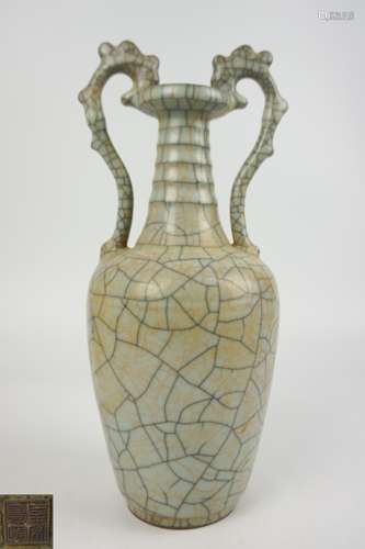 A GE YAO DRAGON-SHAPED HANDLES BOTTLE VASE