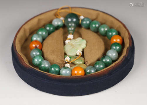 AN OLD JADEITE STRING BRACELET WITH 18 BEADS