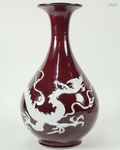 A RED-GROUND WHITE DRAGON PATTERN PEAR-SHAPED VASE