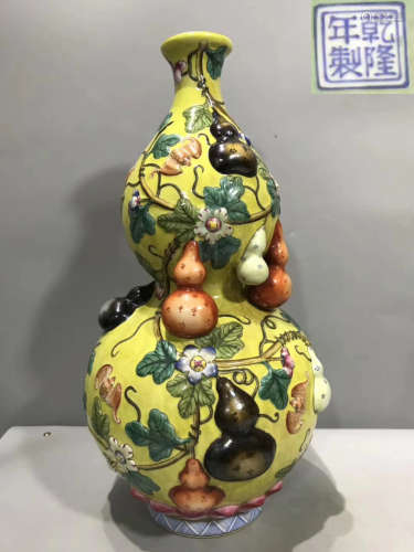 A FAMILLE ROSE GLAZE GOURD VASE PAINTED WITH BAT PATTERN
