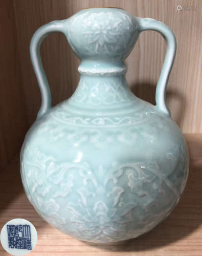A CYAN WHITE GLAZE VASE WITH TWO EARS