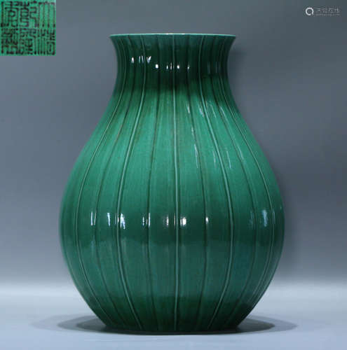 A GREEN GLAZE VASE WITH MARK