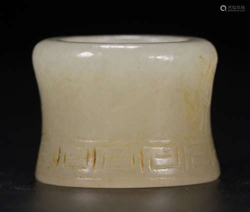 AN OLD HETIAN JADE RING CARVED WITH PAATERN
