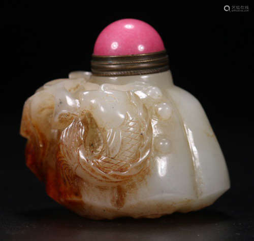 AN OLD HETIAN JADE SNUFF BOTTLE CARVED WITH LOTUS