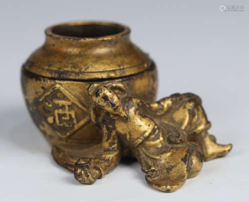 A GILT BRONZE BRUSH WASHER CARVED WITH FIGURE