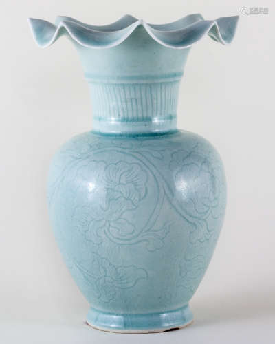 A YINGQING GLAZED VASE WITH FLOWER SHAPED MOUTH