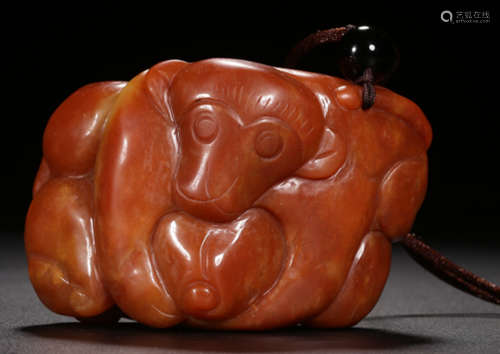AN AGATE CARVED PEACH MONKEY PATTERN PENDANT
