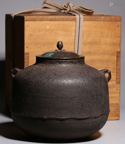 AN IRON CASTED DOUBLE EAR POT