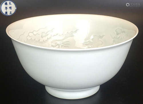 A WHITE GLAZE BOWL WITH DRAGON PATTERN