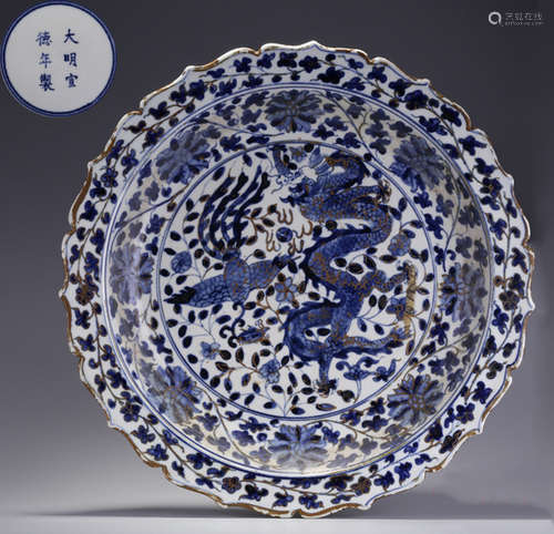 A BLUE&WHITE GLAZE FLORAL PATTERN PLATE