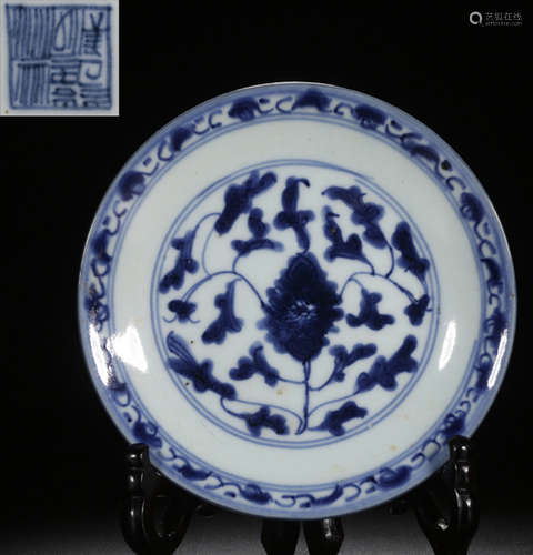 A BLUE&WHITE GLAZE FLORAL PATTERN PLATE