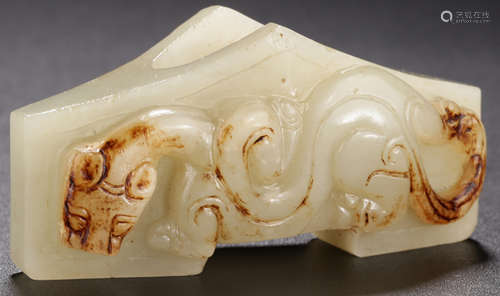 A XINJIANG HETIAN JADE BEAST PATTERN PENDANT