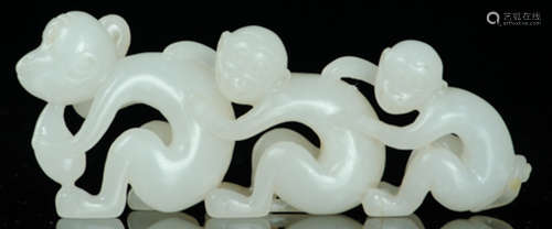 A HETIAN JADE CARVED MONKEY SHAPE PENDANT