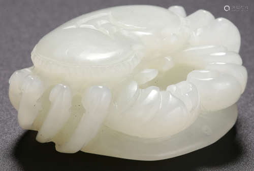 A XINJIANG HETIAN JADE CARVED CRAB SHAPE PENDANT