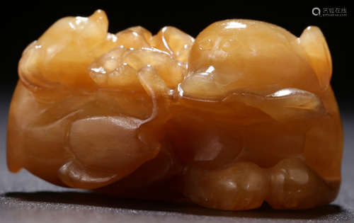 A XINJIANG HETIAN JADE CARVED DOG SHAPE PENDANT