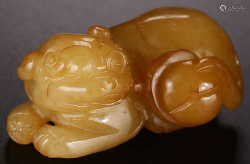 A XINJIANG HETIAN JADE CARVED BEAST SHAPE PENDANT