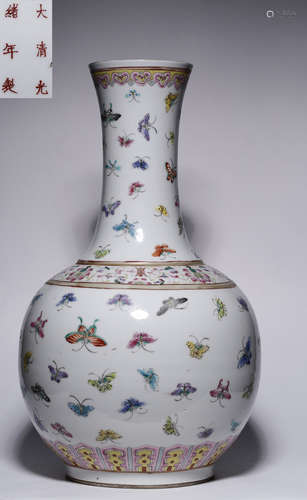 A FAMILLE ROSE GLAZE VASE WITH BATTERFLY PATTERN