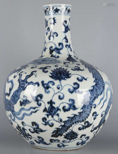 A BLUE&WHITE GLAZE DRAGON&LOTUS PATTERN VASE