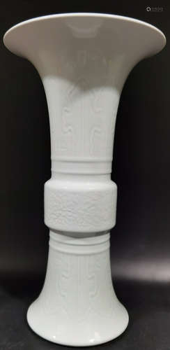 A WHITE GLAZE FLOWER PATTERN VASE