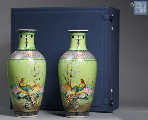 PAIR OF GREEN FAMILLE ROSE GLAZE BIRD PATTERN VASE