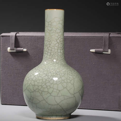 A GE GLAZE VASE WITH BROWN GLAZE MOUTH