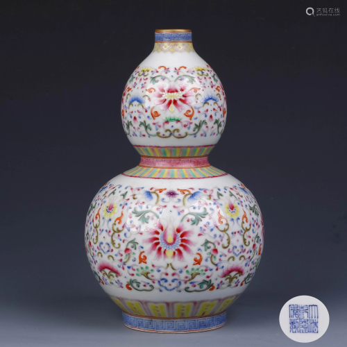 A Chinese Floral Porcelain Gourd-shaped Vase