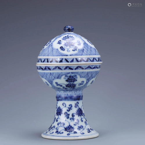 A Chinese Blue and White Floral Porcelain Bowl With