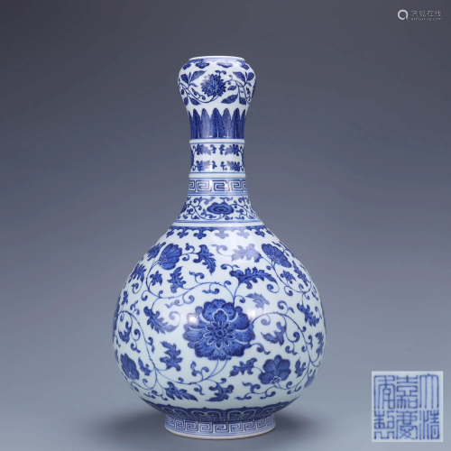 A Chinese Blue and White Floral Porcelain Garlic-h…