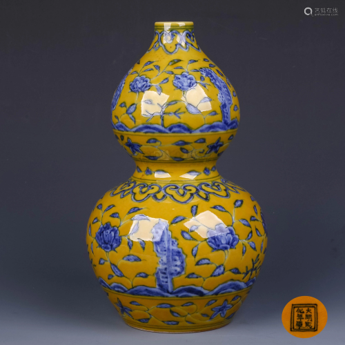 A Chinese Blue and White Floral Porcelain Gourd-s…