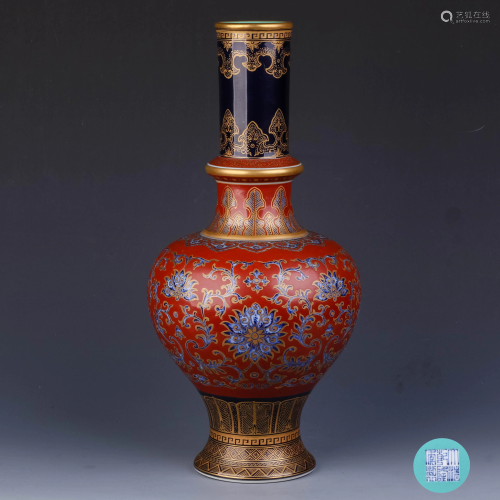 A Chinese Blue and White Floral Porcelain Gild Vase