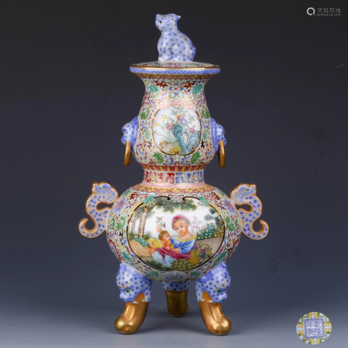 A Chinese Enamel Porcelain Three-legged Gourd-…