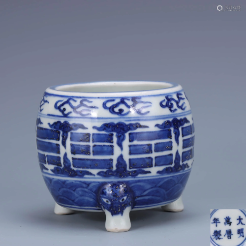 A Chinese Blue and White Floral Porcelain Three-le…