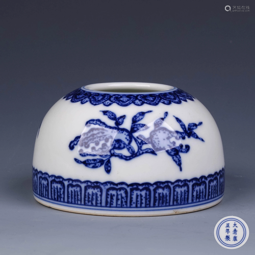 A Chinese Blue and White Floral Porcelain Zun