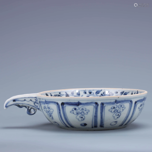 A Chinese Blue and White Dragon Pattern Porcelain