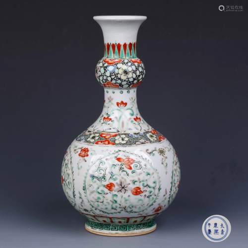 A Chinese Famille verte Floral Porcelain Vase