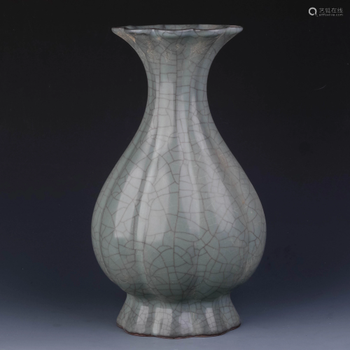 A Chinese Official Kiln Porcelain Melon Shaped Vase