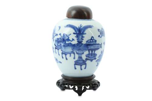 A CHINESE BLUE AND WHITE 'HUNDRED ANTIQUES' JAR.