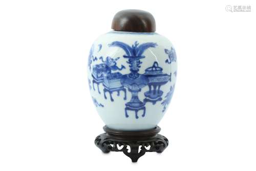 A CHINESE BLUE AND WHITE 'HUNDRED ANTIQUES' JAR.