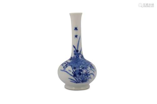A CHINESE BLUE AND WHITE 'FLOWERS' BOTTLE VASE.
