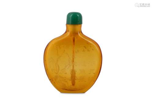 A CHINESE AMBER GLASS SNUFF BOTTLE AND STOPPER.