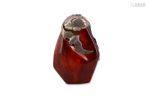 A CHINESE SILVER-MOUNTED AMBER SNUFF BOTTLE.