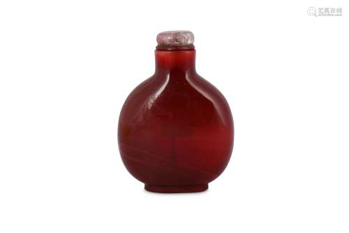 A CHINESE RED PEKING GLASS SNUFF BOTTLE.