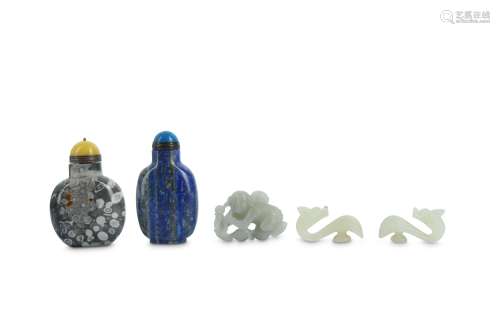 A SMALL GROUP OF CHINESE JADE CARVINGS AND SNUFF BOTTLES.
