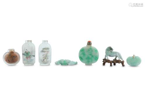 A SMALL GROUP OF JADEITE CARVINGS AND INSIDE-PAINTED SNUFF BOTTLES.