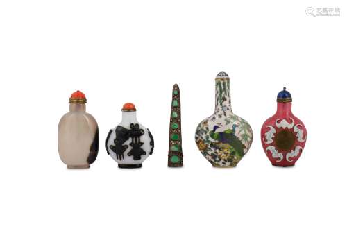 FOUR CHINESE SNUFF BOTTLES AND A JADE-INSET FILIGREE NAIL COVER.