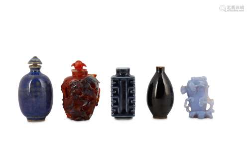 A SMALL COLLECTION OF CHINESE SNUFF BOTTLES.