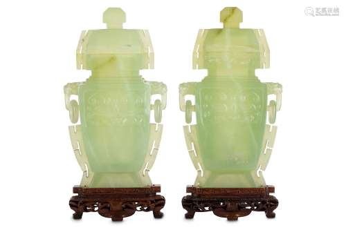 A PAIR OF CHINESE SERPENTINE VASES AND COVERS.