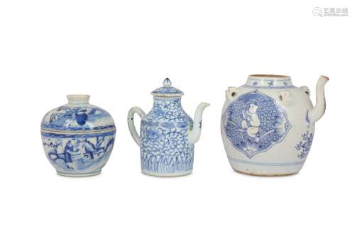 A SMALL COLLECTION OF CHINESE BLUE AND WHITE WARE.